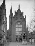 67995 Gezicht op de voorgevel van de tot appartementen verbouwde St.-Martinuskerk (Oudegracht 401) te Utrecht, uit het ...
